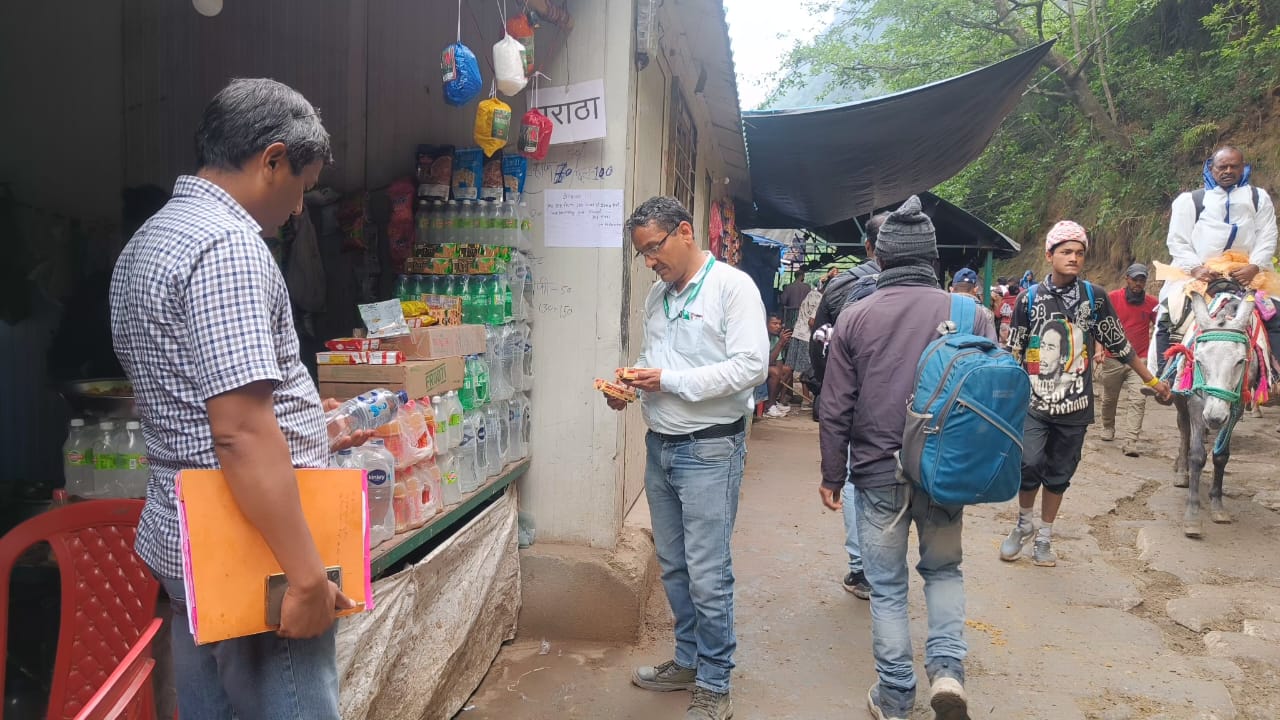 चारधाम यात्रा के दृष्टिगत श्री केदारनाथ यात्रा मार्ग पर खाद्य संरक्षा एवं औषधि प्रशासन द्वारा किया गया निरीक्षण