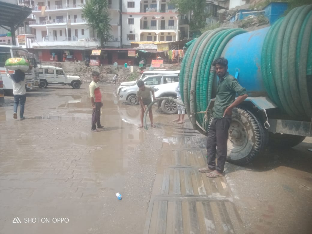 सीतापुर पार्किंग में समुचित साफ-सफाई व्यवस्था न होने एवं जल भराव होने की स्थिति के दृष्टिगत पार्किंग संचालक पर लगाया गया 50 हजार का जुर्माना