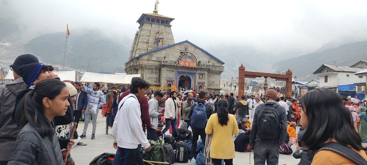 श्री केदारनाथ धाम में उमड़ा रहा है आस्था का सैलाब 18 दिनों में 5,09,688 श्रद्वालुओं ने कर चुके हैं बाबा श्री केदारनाथ के दर्शन जो एक नया कीर्तिमान है