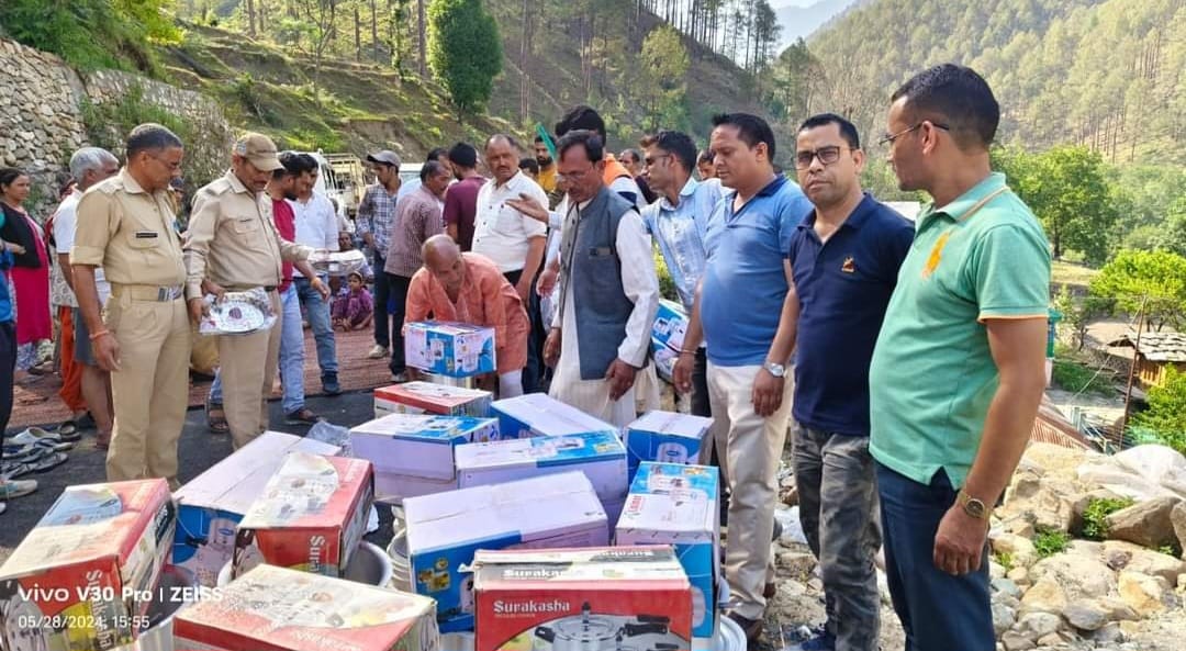 CM धामी के निर्देश पर उत्तरकाशी जिला प्रशासन द्वारा सालरा गांव के अग्निकांड प्रभावितों के लिए राहत सामग्री एवं खाद्यान्न किट का वितरण किया
