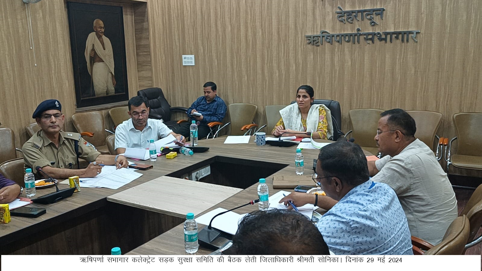 DM सोनिका की अध्यक्षता में ऋषिपर्णा सभागार कलेक्ट्रेट में सड़क सुरक्षा समिति की बैठक आयोजित हुई