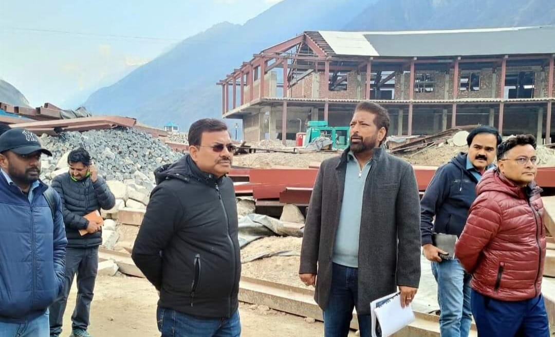 CM धामी के निर्देश पर अपर मुख्य सचिव वित्त आनंद बर्द्धन पहुंचे बद्रीनाथ,निर्माण कार्यों का जायजा लिया