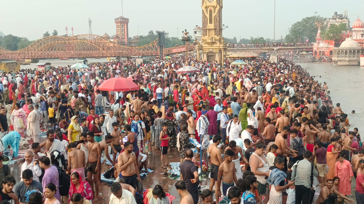 हरिद्वार में श्रद्धालुओं की भारी भीड़, गंगा घाटों में स्‍नान जारी