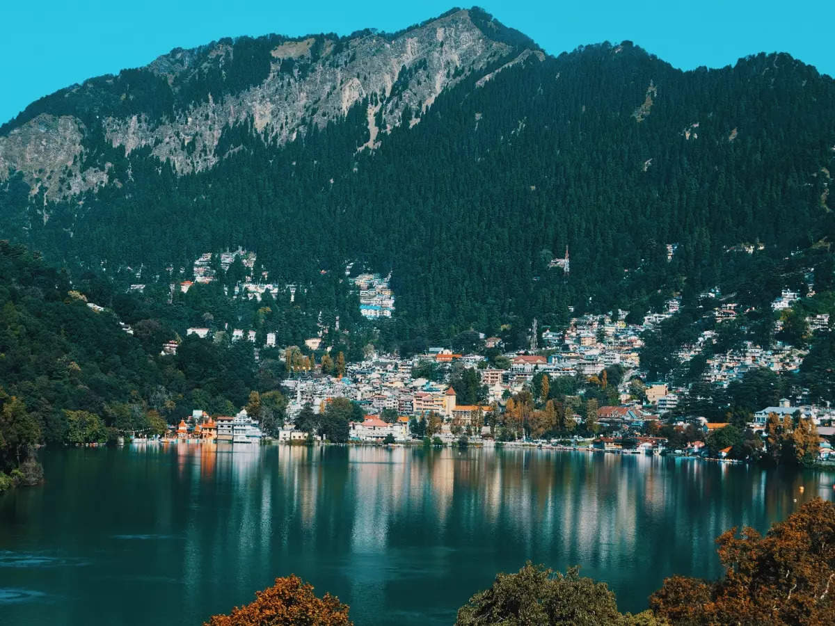नैनीताल में उमड़ पड़ा पर्यटकों का हुजूम