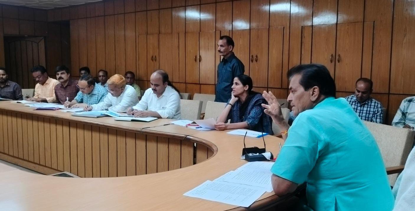 शहरी विकास मंत्री डाॅ. प्रेम चन्द अग्रवाल ने अधिकारियों के साथ स्मार्ट सिटी परियोजना के विकास कार्यों के संबंध में समीक्षा बैठक की