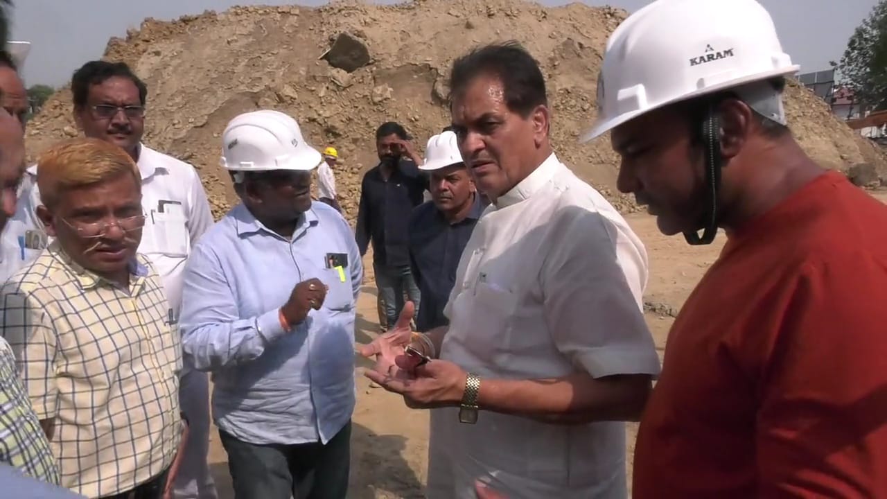 निर्माणाधीन ग्रीन बिल्डिंग की साइट पर पहुंचे मंत्री अग्रवाल, दीवार गिरने के मामले पर जांच के लिए मेटेरियल का सैंपल भरा