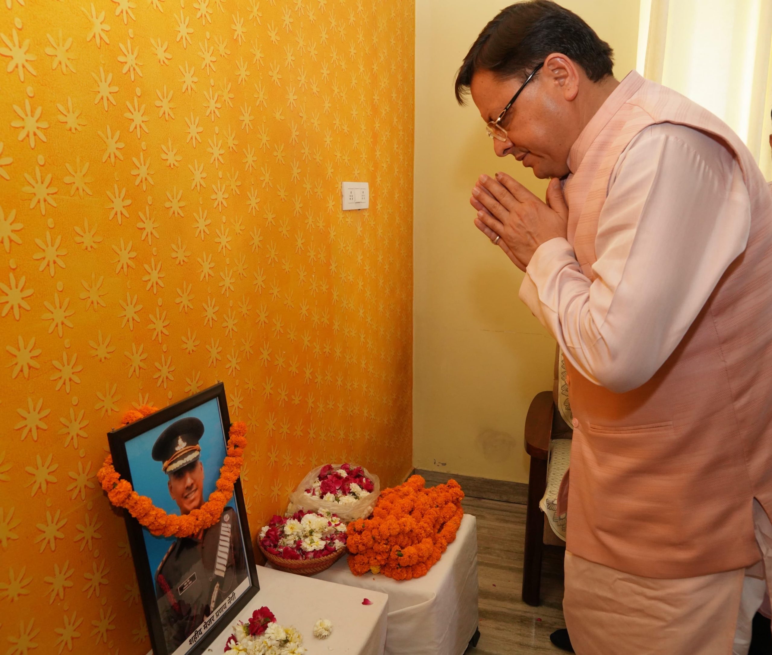 मुख्यमंत्री ने शहीद मेजर प्रणय नेगी के चित्र पर पुष्पांजलि अर्पित कर श्रद्धांजलि दी