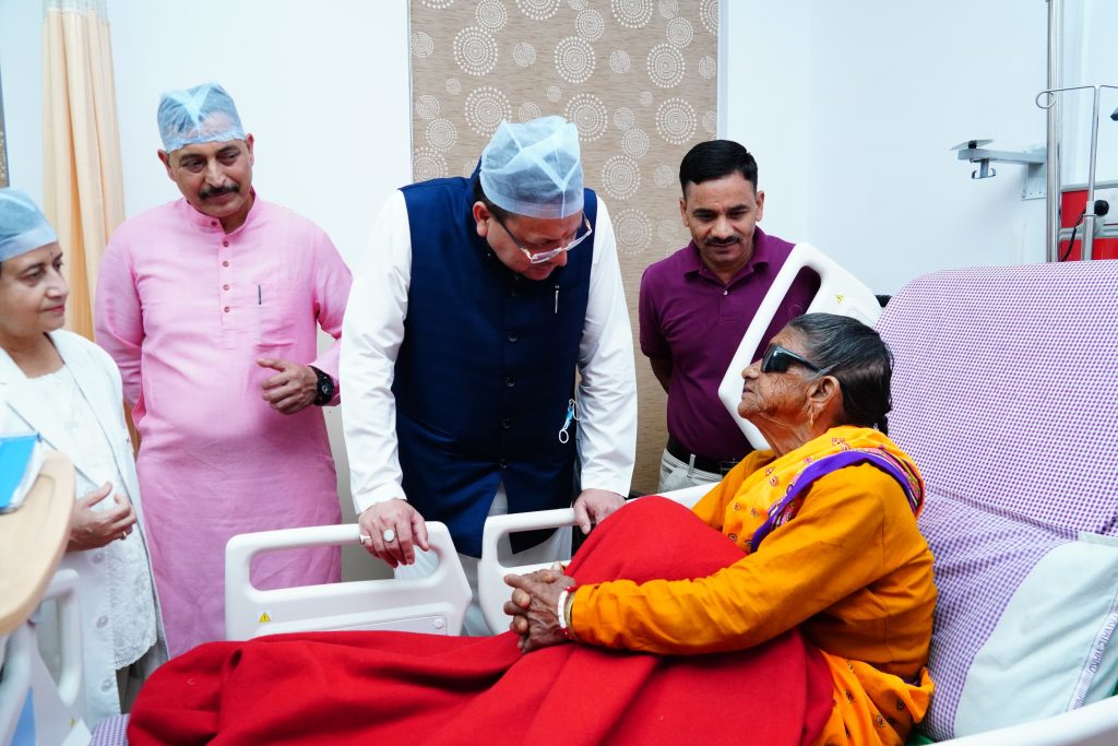 मुख्यमंत्री पुष्कर सिंह धामी ने एम्स ऋषिकेश में उत्तर प्रदेश के मुख्यमंत्री योगी आदित्य नाथ की माताजी का जाना हाल-चाल