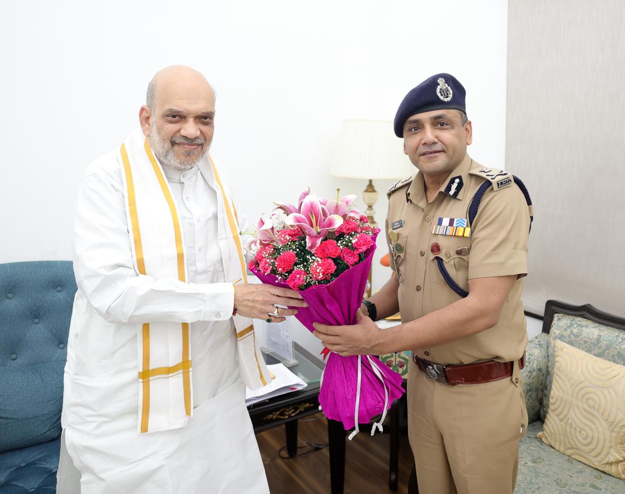 केंद्रीय गृह एवं सहकारिता मंत्री भारत सरकार अमित शाह से दिल्ली में पुलिस महानिदेशक उत्तराखंड, अभिनव कुमार ने शिष्टाचार भेंट की