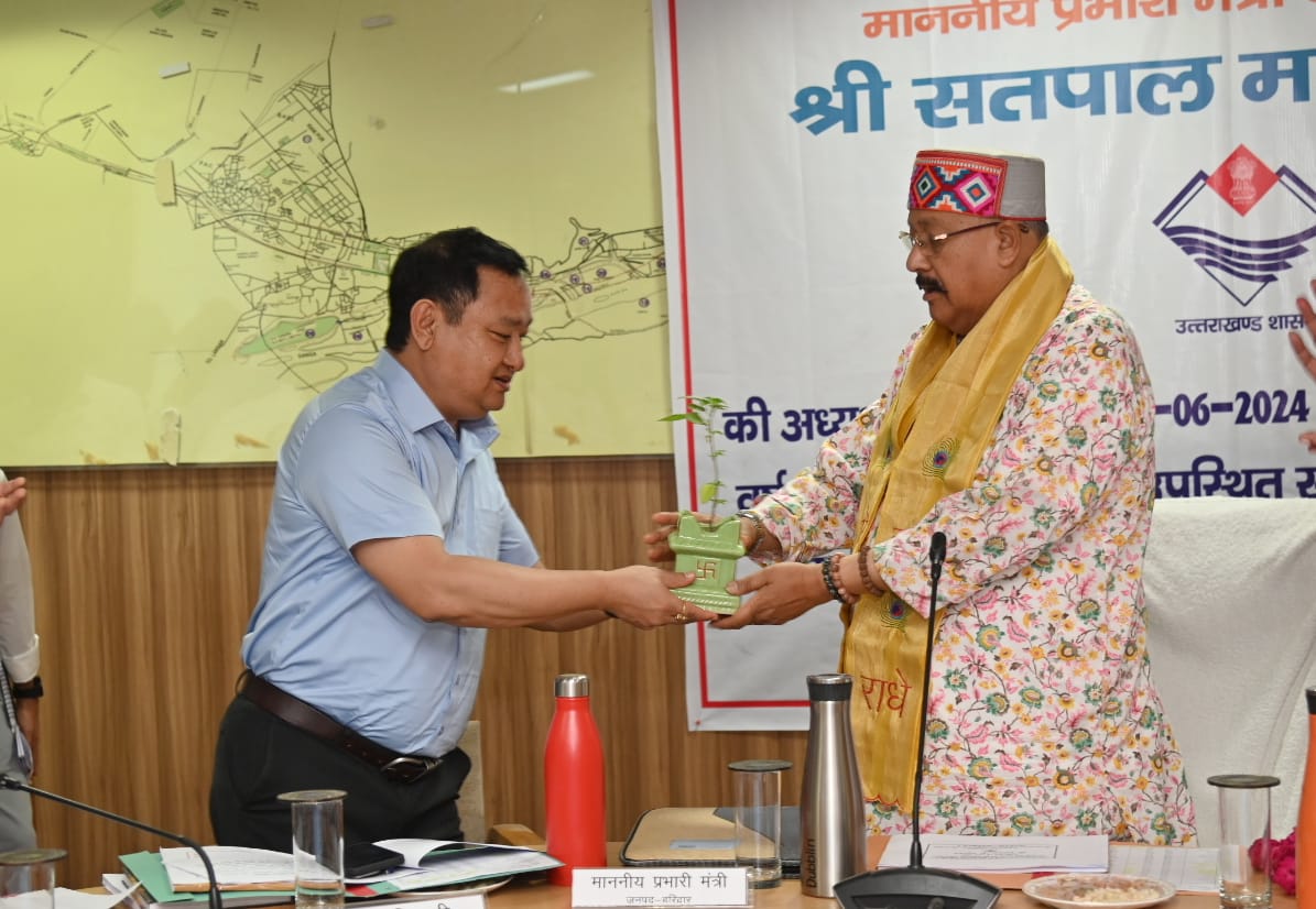हरिद्वार जनपद प्रभारी मंत्री सतपाल महाराज की अध्यक्षता में सीसीआर सभागार में जिला योजना समिति की बैठक आयोजित हुई