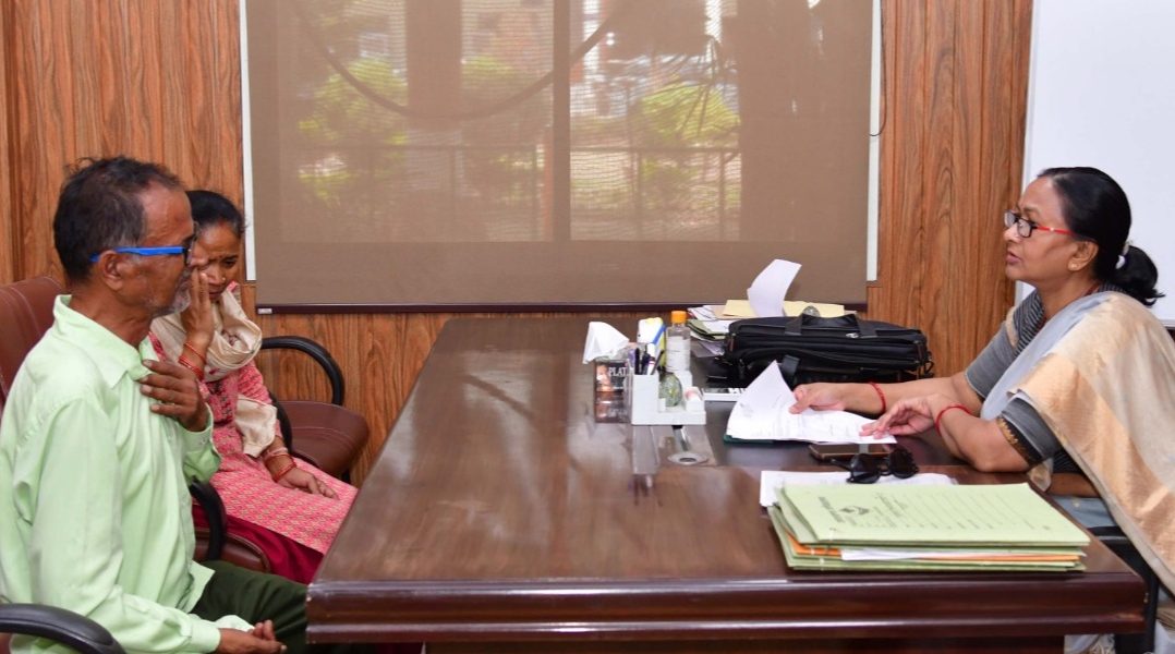 समस्याओं के समाधान के लिए दिव्यांग फरियादियों के पास स्वयं पहुंचती हैं मुख्य सचिव राधा रतूड़ी