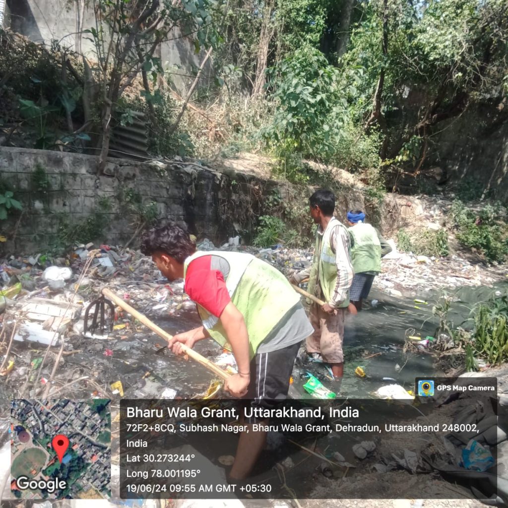जिलाधिकारी देहरादून ने मानसून के दृष्टिगत नगर निगम, नगर पालिका परिषद के अधिकारियों को दिए नालों, नालियों की सफाई के निर्देश