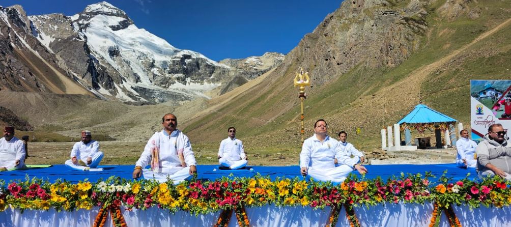 सीएम धामी ने आदि कैलाश में किया योग
