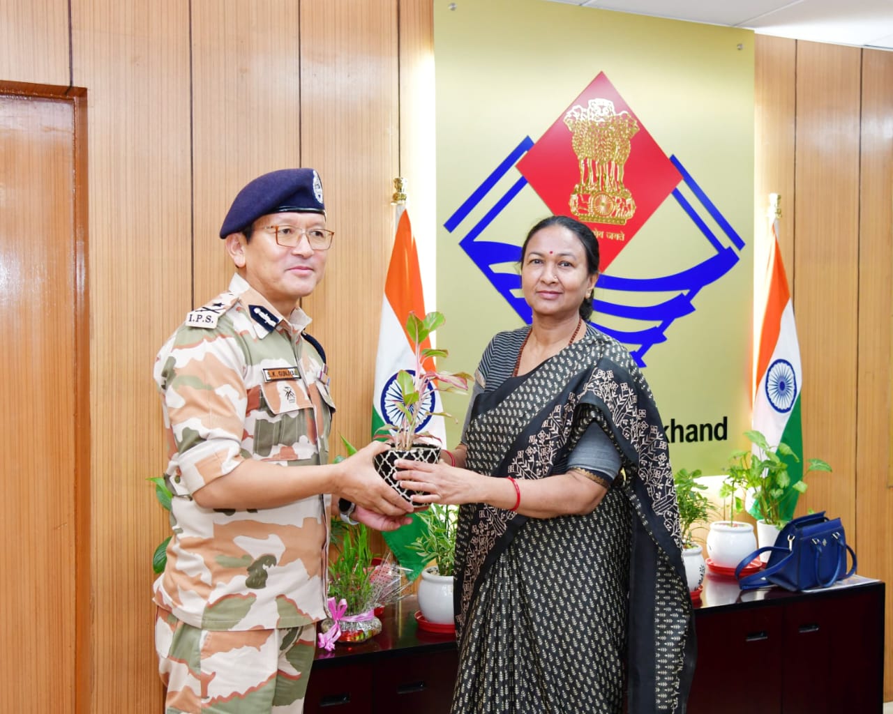 मुख्य सचिव राधा रतूड़ी से शुक्रवार को सचिवालय में आईटीबीपी महानिरीक्षक संजय गुंज्याल ने मुलाकात की