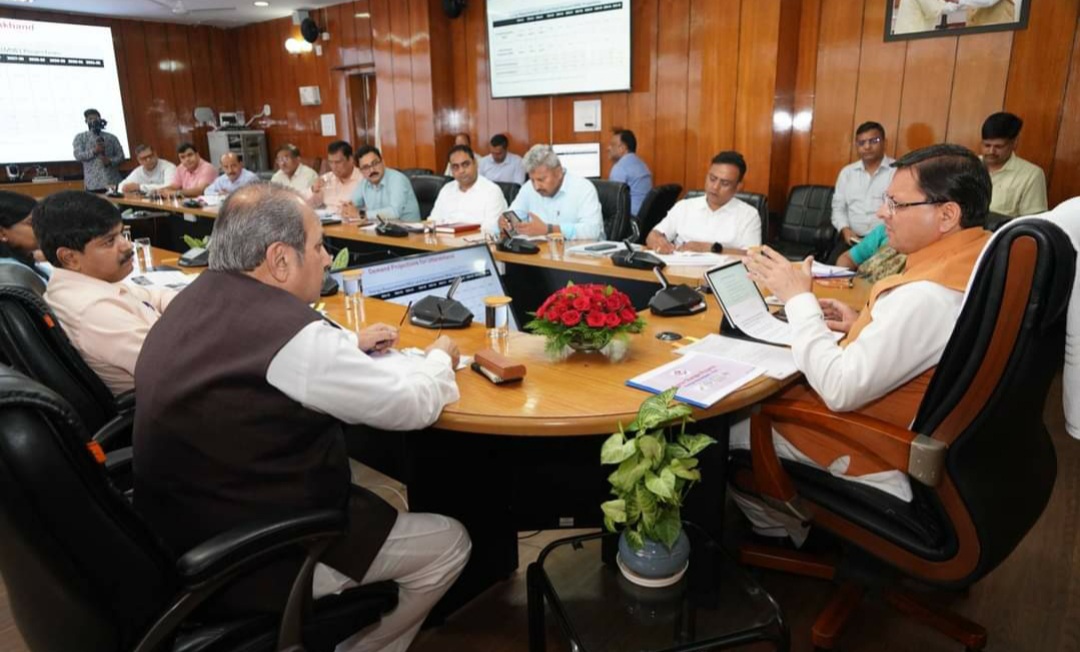 CM धामी ने ऊर्जा विभाग के अधिकारियों के साथ की समीक्षा बैठक,दिए ये जरूरी निर्देश