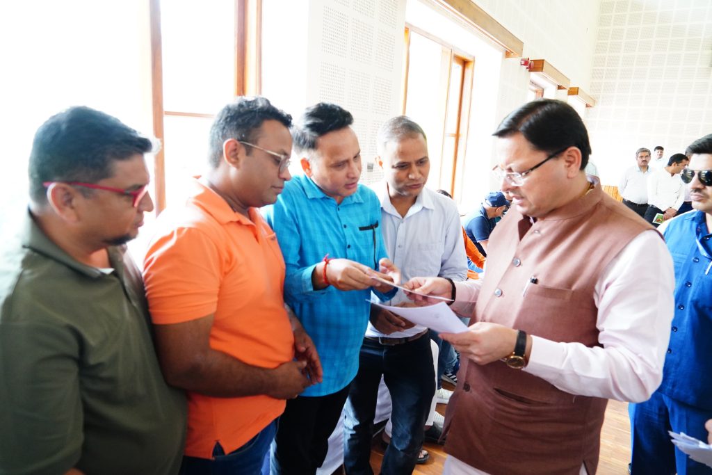 CM धामी ने रविवार को मुख्यमंत्री कैंप कार्यालय स्थित मुख्य सेवक सदन में जन समस्याएं सुनी