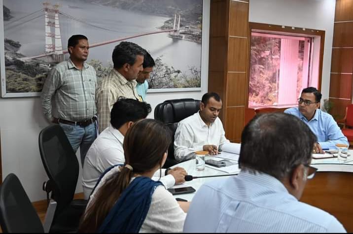 टिहरी DM की अध्यक्षता में जन सुनवाई कार्यक्रम का आयोजन हुआ