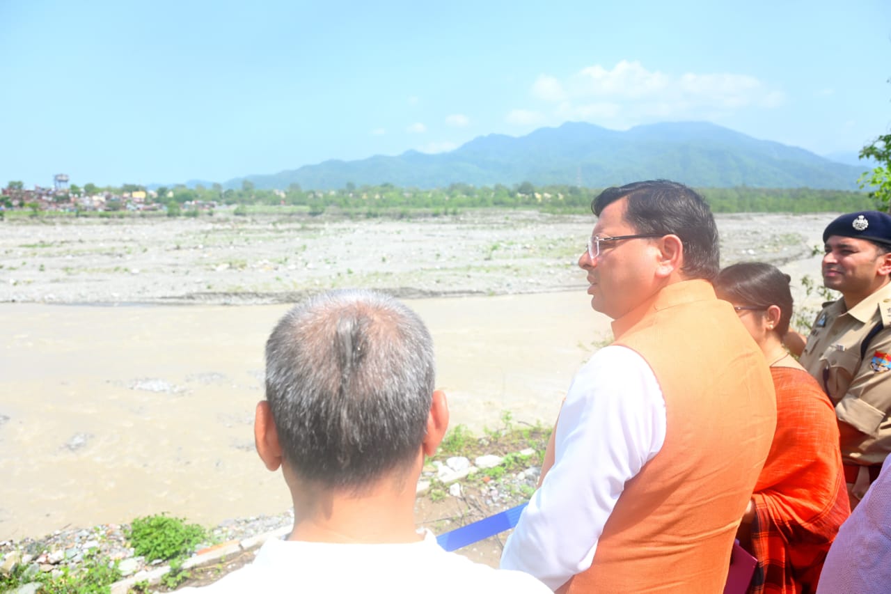 CM धामी ने हल्द्वानी में गौला नदी से हुए भू-कटाव का निरीक्षण किया