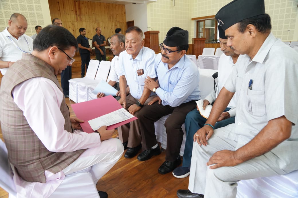 CM धामी ने मुख्यमंत्री आवास स्थित मुख्य सेवक सदन में प्रदेश के विभिन्न क्षेत्रों से आये लोगों की शिकायतों और समस्याओं को सुना