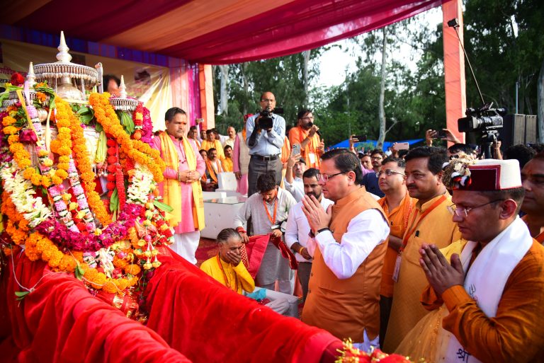CM धामी ने परेड ग्राउंड, देहरादून में आयोजित कार्यक्रम में बाबा बौखनाग की पूजा-अर्चना कर प्रदेश की खुशहाली की कामना की