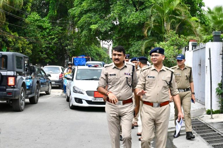 यातायात व्यवस्था का जायजा लेने ग्राउंड जीरो पर उतरे एसएसपी देहरादून