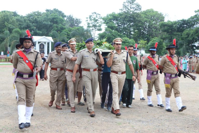दिवंगत कांता थापा के पार्थिव शरीर को पुलिस लाइन देहरादून में उच्चाधिकारियों द्वारा भावभीनी श्रद्धांजलि दी गई