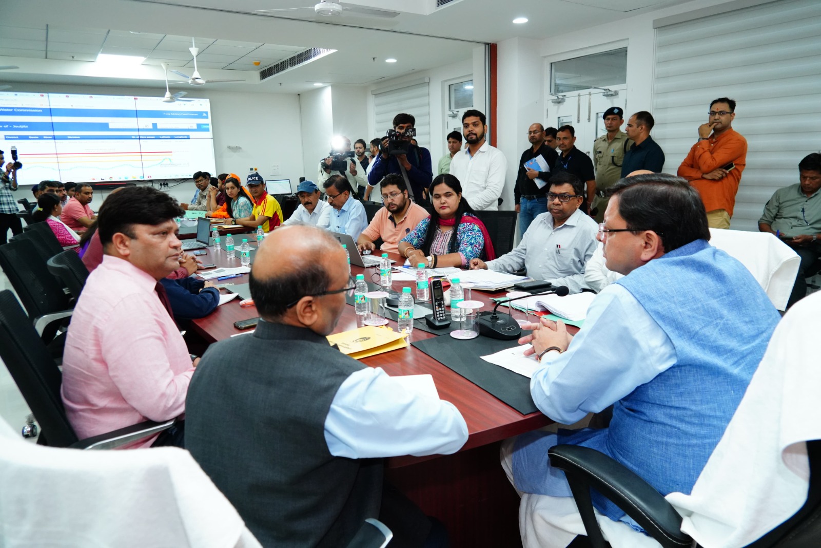 CM धामी ने राज्य आपदा परिचालन केन्द्र का औचक निरीक्षण किया