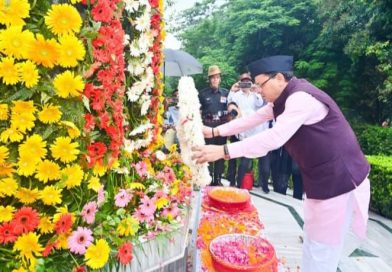 CM धामी ने कारगिल विजय दिवस (शौर्य दिवस) पर गांधी पार्क में आयोजित कार्यक्रम में शहीद स्मारक पर कारगिल शहीदों को श्रद्धांजलि अर्पित की