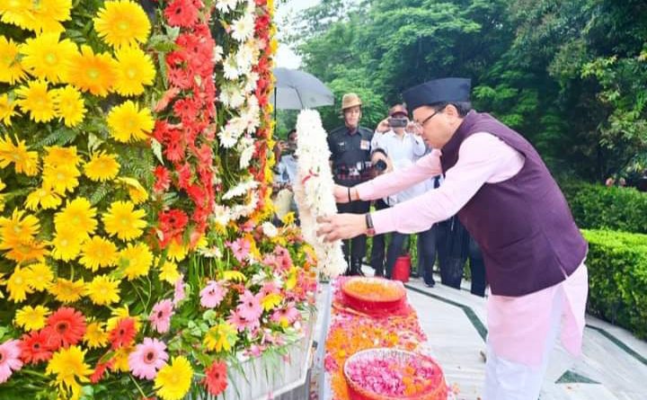 CM धामी ने कारगिल विजय दिवस (शौर्य दिवस) पर गांधी पार्क में आयोजित कार्यक्रम में शहीद स्मारक पर कारगिल शहीदों को श्रद्धांजलि अर्पित की