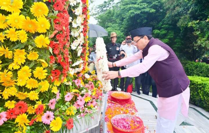 CM धामी ने कारगिल विजय दिवस (शौर्य दिवस) पर गांधी पार्क में आयोजित कार्यक्रम में शहीद स्मारक पर कारगिल शहीदों को श्रद्धांजलि अर्पित की