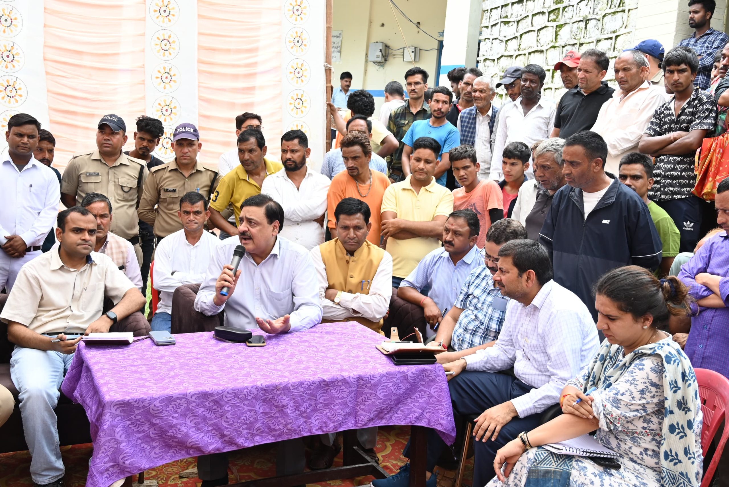 मुख्यमंत्री के निर्देश पर आयुक्त गढ़वाल ने जनपद टिहरी के आपदा राहत शिविर राजकीय इण्टर कॉलेज विनक खाल में पीडितों का जाना हाल चाल