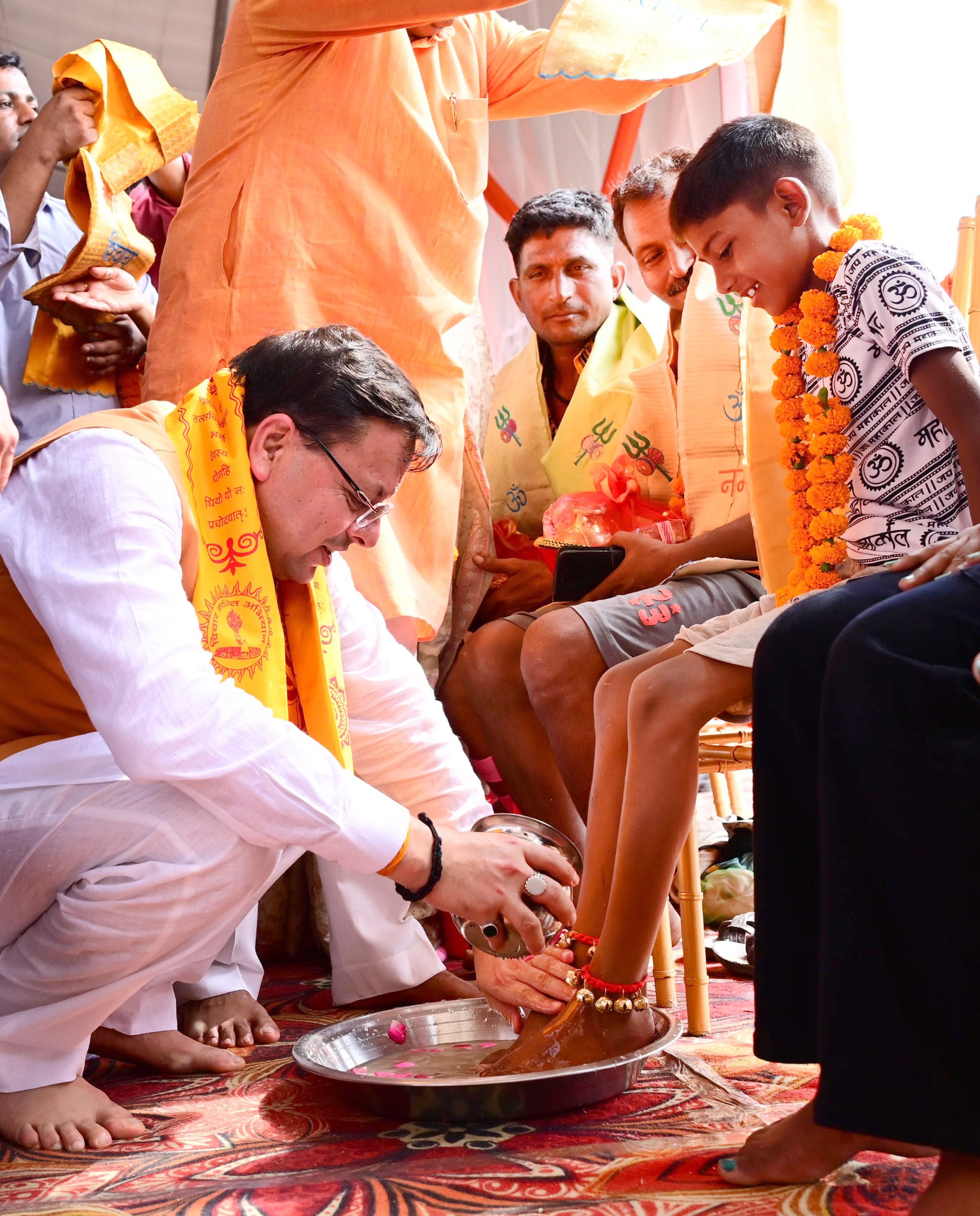 कांवड़ियों पर हेलीकॉप्टर से पुष्प वर्षा, सीएम धामी ने शिवभक्तों के धोए पैर