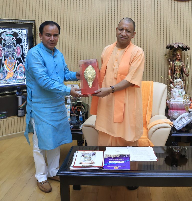 उत्तर प्रदेश के मुख्यमंत्री योगी आदित्यनाथ से कैबिनेट मंत्री धन सिंह रावत उत्तराखंड ने शिष्टाचार भेंट की