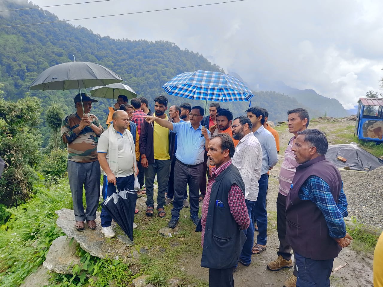 पैदल एव सड़क मार्गों का पुनर्निर्माण प्राथमिकता: जिलाधिकारी