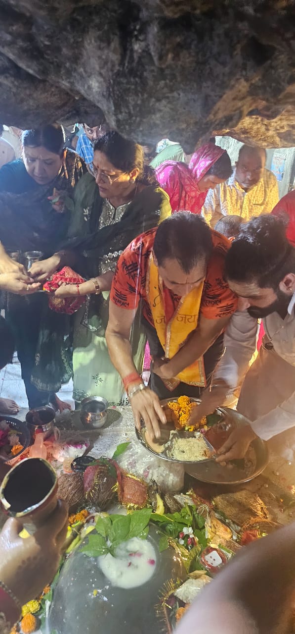 कैबिनेट मंत्री डॉ प्रेमचंद अग्रवाल ने प्रसिद्ध टपकेश्वर महादेव मंदिर में जिलाभिषेक कर देश प्रदेश की खुशी उन्नति की कामना की