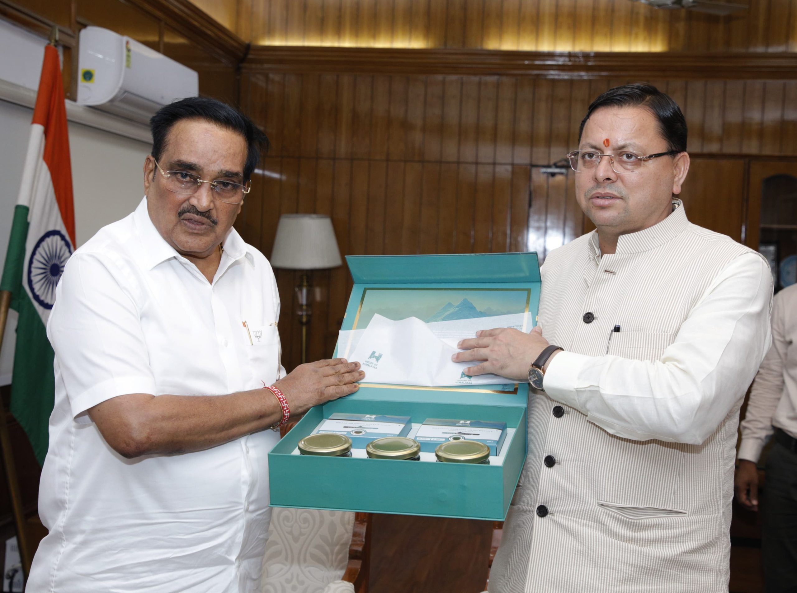 CM धामी ने केंद्रीय जल शक्ति मंत्री सीआर पाटिल से मुलाक़ात की