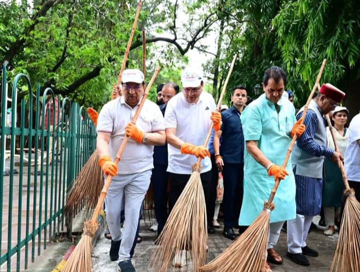 सीएम धामी ने गांधी पार्क में लगाया झाड़ू, स्वच्छता का दिया संदेश