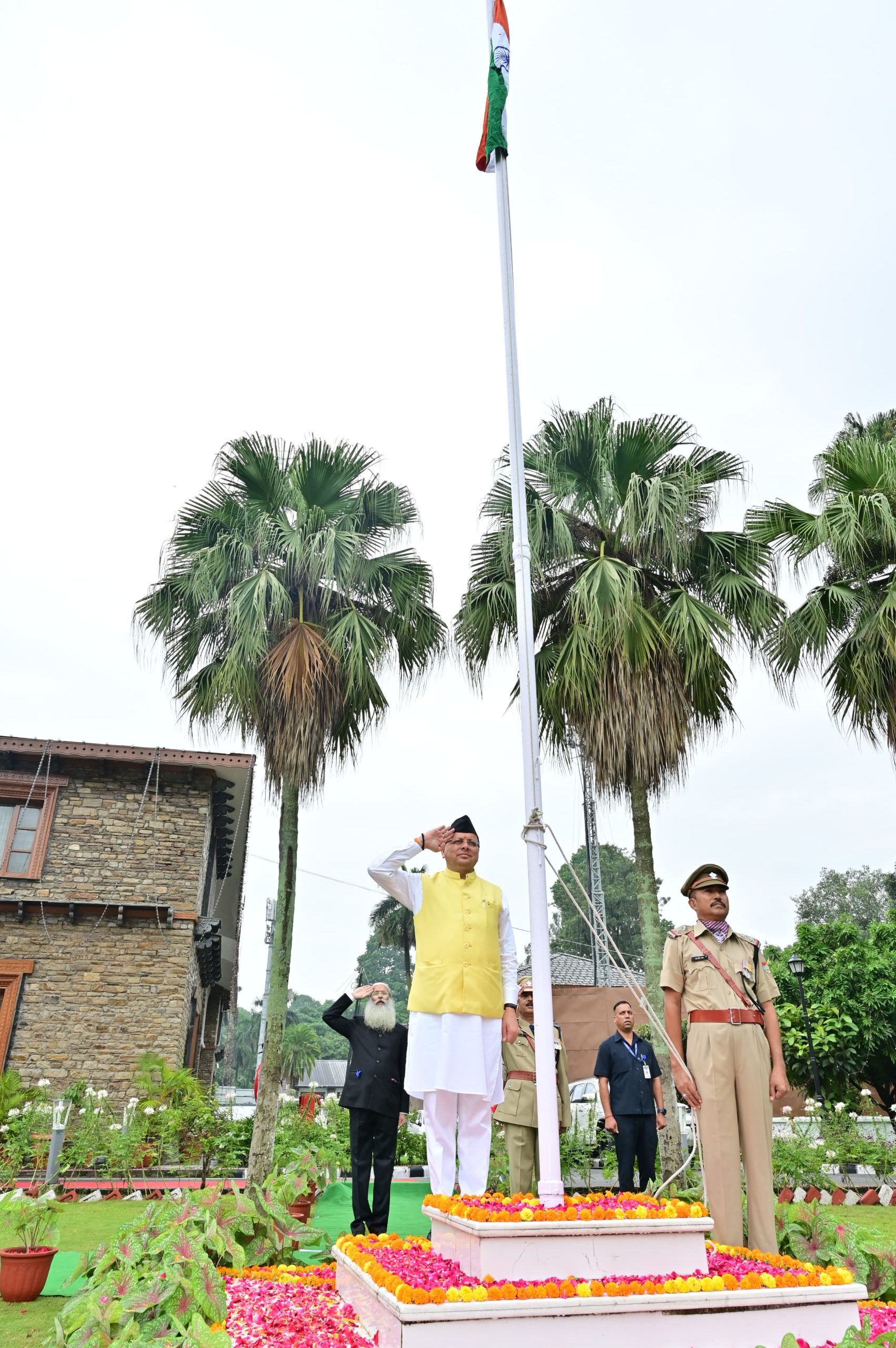 स्वतंत्रता दिवस पर सीएम धामी ने किया ध्वजारोहण, देश और प्रदेशवासियों को दी बधाई –