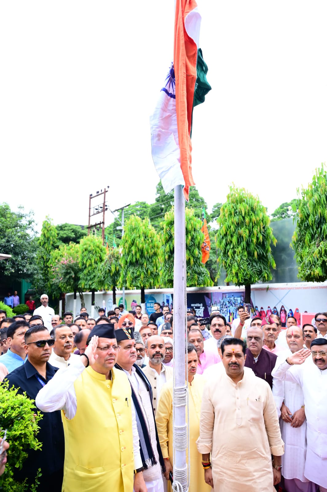 CM धामी ने 78वें स्वतंत्रता दिवस के अवसर पर बलवीर रोड स्थित भाजपा कार्यालय में ध्वजारोहण किया