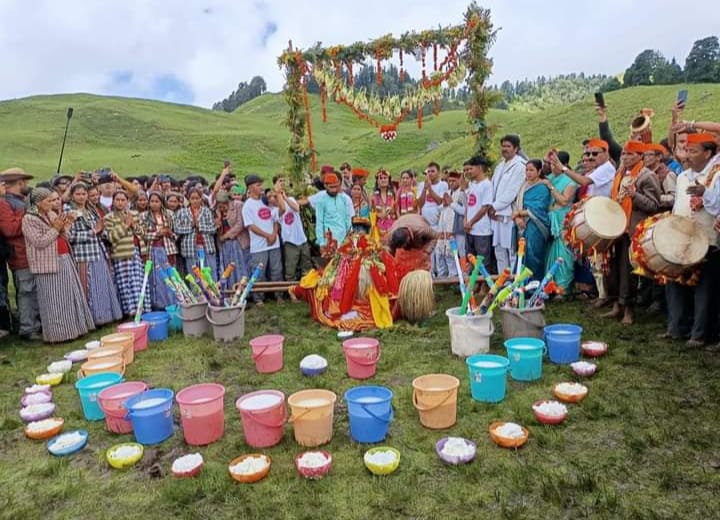 दयारा बुग्याल में दूध, मट्ठा और मक्ख़न की होली खेल मनाया गया बटर फेस्टिवल