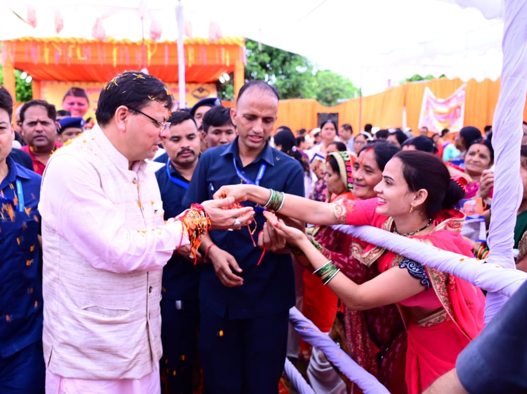 CM धामी ने बहनों से बंधवाई राखी