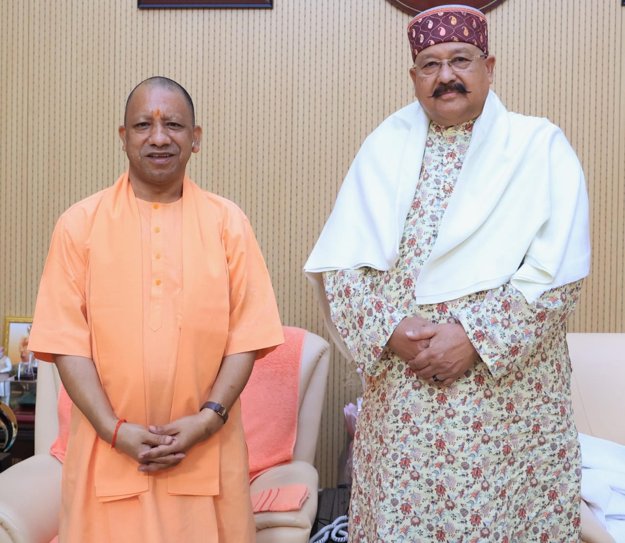 महाराज ने यूपी के मुख्यमंत्री योगी से की शिष्टाचार भेंट