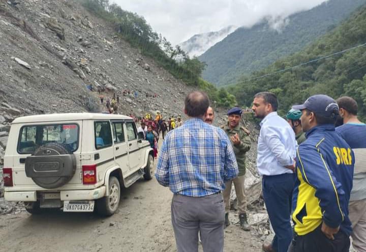 रुद्रप्रयाग डीएम ने सोनप्रयाग से गौरीकुण्ड के बीच क्षतिग्रस्त मार्ग एवं भूस्खलन प्रभावित क्षेत्र का जायजा लिया