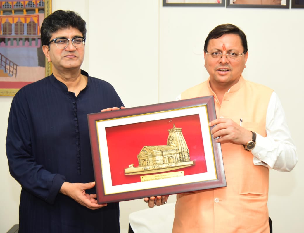 सीएम धामी से मिले सेंसर बोर्ड के अध्यक्ष प्रसून जोशी और अभिनेता अनुपम खेर