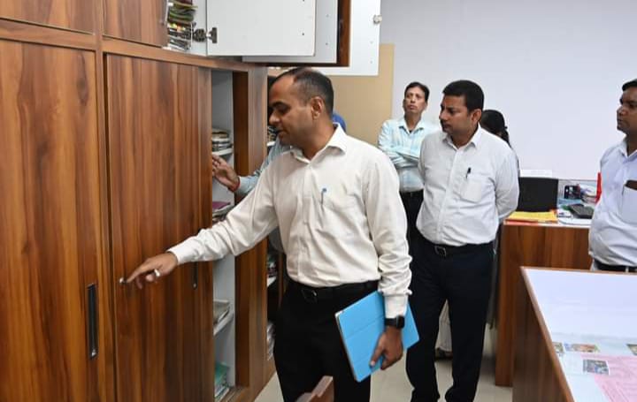 DM टिहरी ने कलेक्ट्रेट ऑफिस में मारा छापा,अधिकारियों के उड़े होश