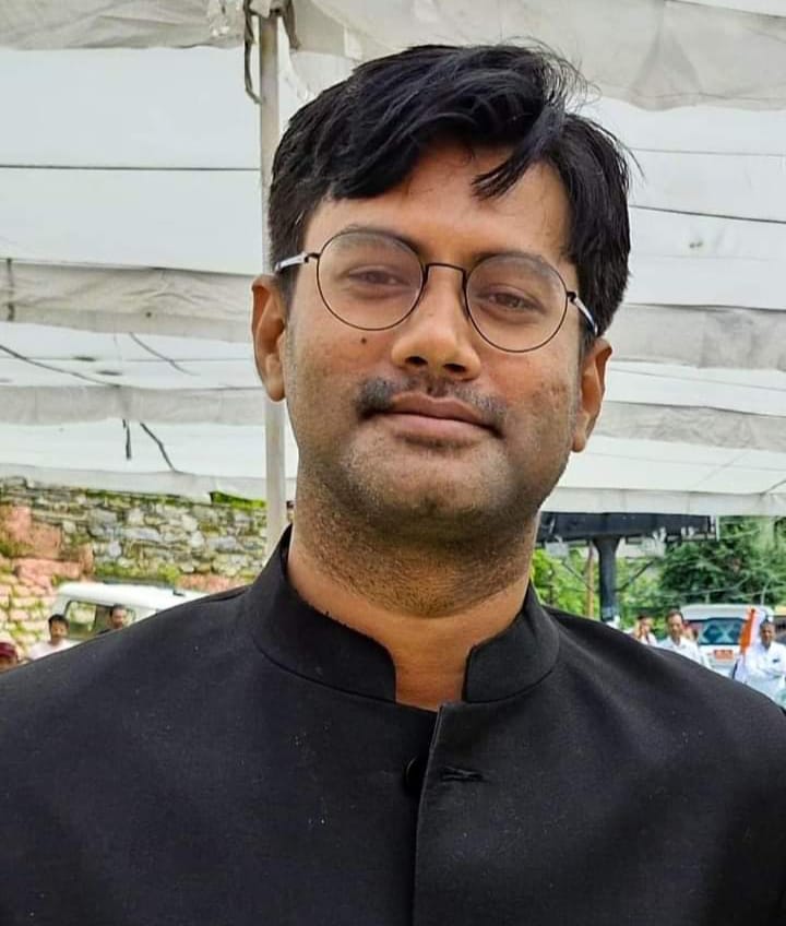जनपद चमोली में नवनियुक्त मुख्य विकास अधिकारी नन्दन कुमार ने कार्यालय पहुंचकर विधिवत रूप से अपना पदभार ग्रहण किया