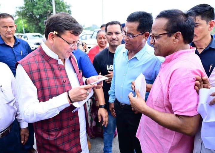 CM धामी ने खटीमा निजी आवास में जनता की समस्याओं को सुना