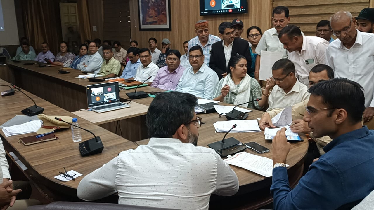 जिलाधिकारी सविन बंसल ने ऋषिपर्णा सभागार में सुनी आम जनता की समस्याएं,अधिकतर शिकायतों का मौके पर ही किया निस्तारण