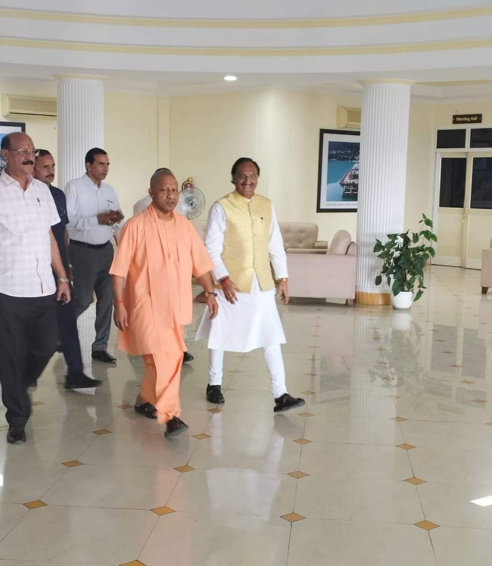 CM योगी पहुंचे जॉलीग्रांट हॉस्पिटल,माँ का हाल- चाल पूछा