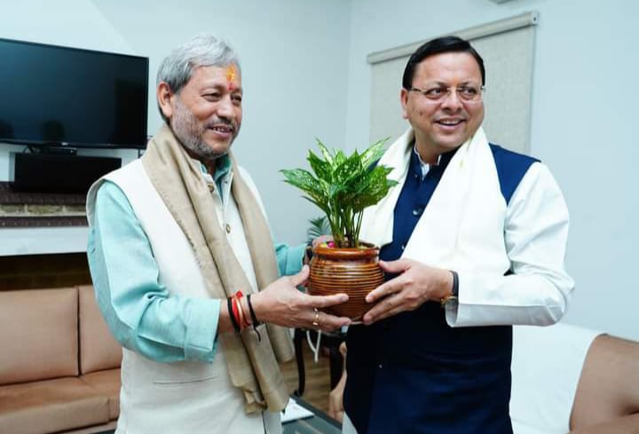 CM धामी से पूर्व मुख्यमंत्री तीरथ सिंह रावत ने शिष्टाचार भेंट की